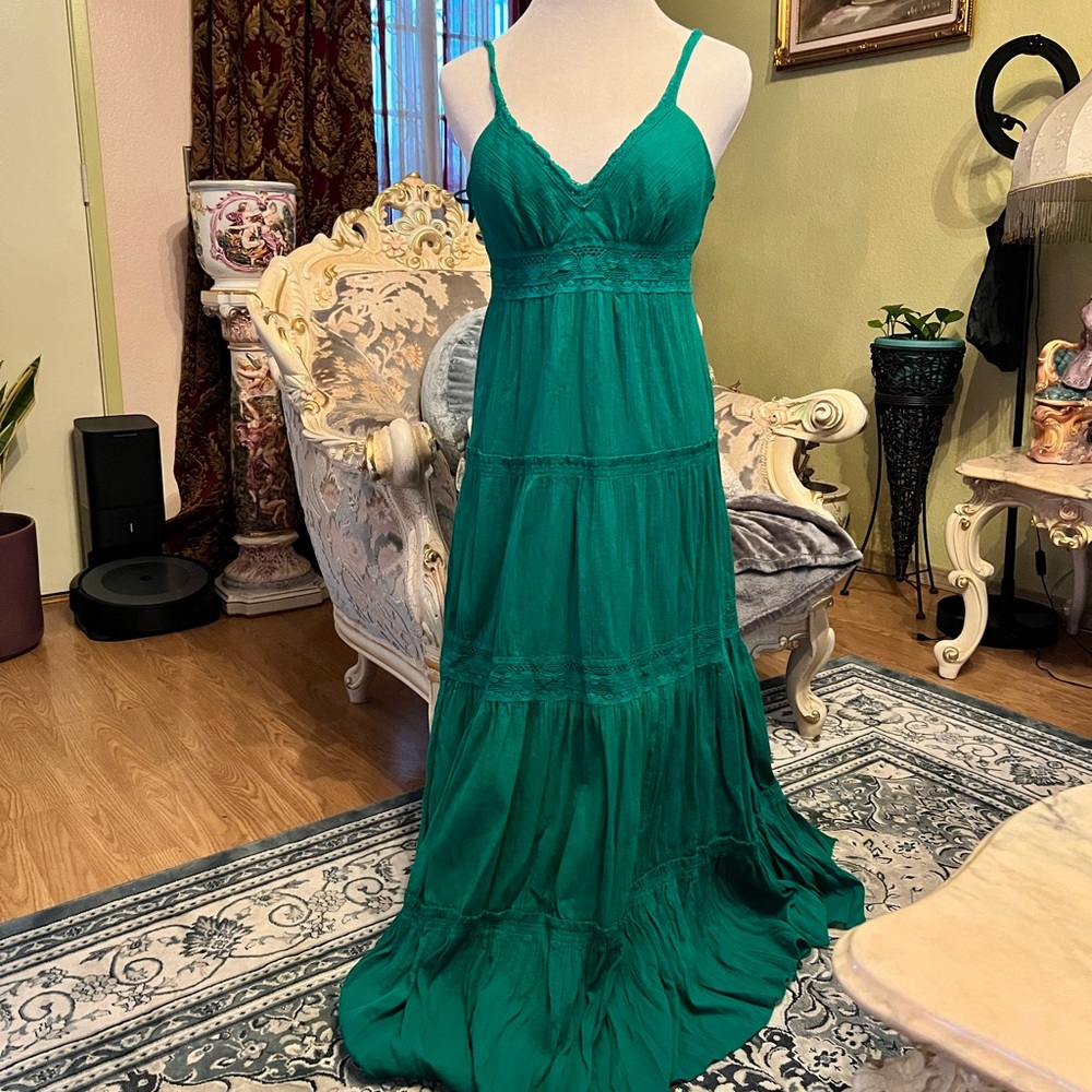 Selling this beautiful maxi dress from BCBGMaxAzria excellent condition